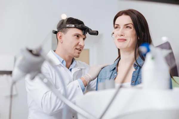 Junge Frau macht Gesichter aus Schmerz — Stockfoto