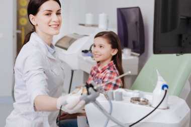KBB enstrüman tutan çekici kadın otolaryngologist