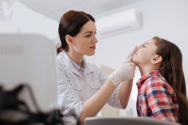 Kızının burun sınav yapıyor özenli KBB doktor