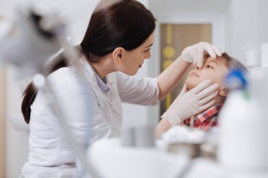 Ciddi otolaryngologist burun sorunları incelenmesi