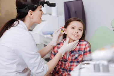 Özenli doktor hastasını kulağıma kulak-huni koyarak