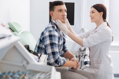 Onun kadının oturmak çok mutlu kadın otolaryngologist