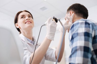 Güzel doktor gözleri kadar yükselen
