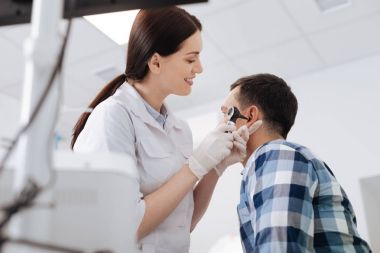 Mastar kulak hastanın yakın tutarak otolaryngologist profil fotoğrafı