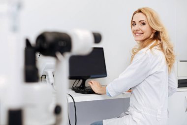 Onun yeni araçları test heyecanlı genç doktor