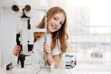 Gözlerini kontrol isteyen sevimli güzel Bayan