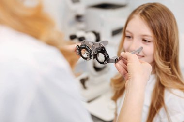 Zeki yetkili doktor hasta gözlüklerini sunan