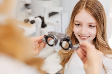 Parlak kız gözlük almak heyecanlı