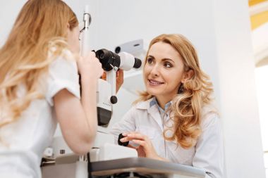 Hasta onun talimatları veren tatlı usta göz doktoru