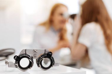 Onun işi profesyonel belirgin göz doktoru