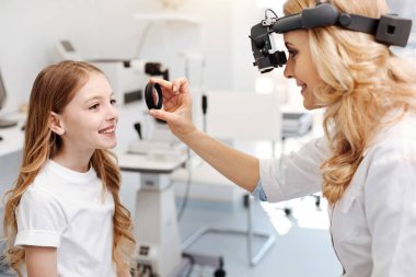 Bir test araçları ile çalışan hassas belirgin göz doktoru