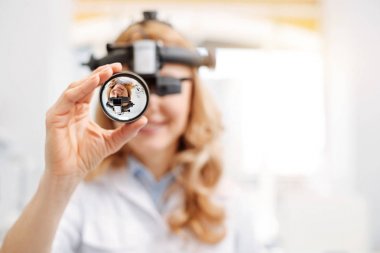 Yetenekli genç uzman bir lens aracılığıyla arıyor