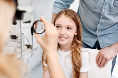 Bir check-up geçiren odaklı akıllı çocuk