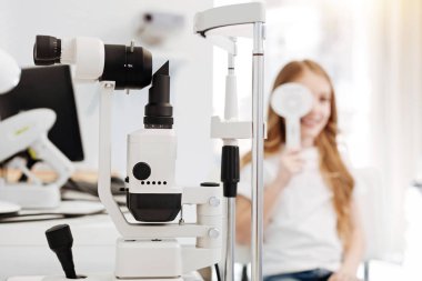 Doktor ofisinde oturan canlı güzel kadının