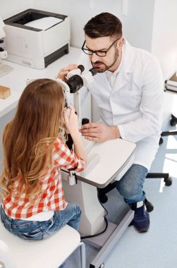 Eğitimli deneyimli doktor ekipman ayarlama