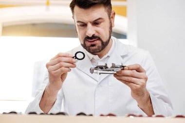 Profesyonel araçlarla dikkatle çalışma adanmış