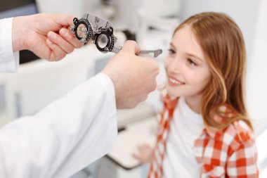 Yetkili gözlükçü hastaların görme sabitleme