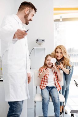 Karizmatik canlı kız açıkça şeyleri görmek memnun