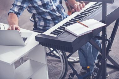 Nitelikli ses kayıt stüdyosunda modern cihazlar kullanarak devre dışı
