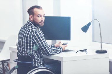 Ofiste çalışan engelli genç Yöneticisi