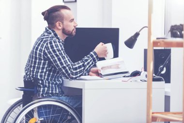 Kahve molası stüdyoda zevk düşünceli handikap