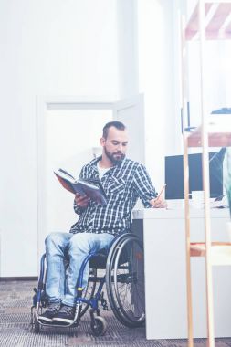 Konsantre handikap kapalı kitap okuma keyfi