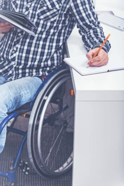 Yetenekli genç yapım notları kapalı devre dışı