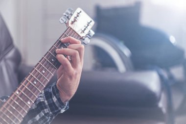 Yetenekli genç handikap kapalı müzik aleti çalma