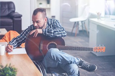 Olgun devre dışı beyaz renkli Studio'da bir şarkı yazmak ilham