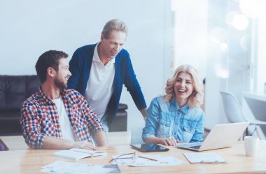 Ofiste çalışan neşeli profesyonel iş arkadaşları