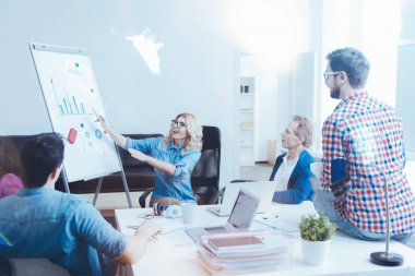 Hoş kadın onun meslektaşları ile proje tartışıyor