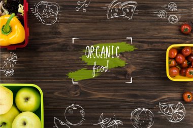 Organik meyve ve sebze masanın üzerinde yatan