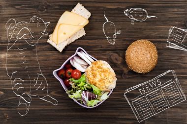 Salata ayakta yakınındaki peynirli sandviç ile kase