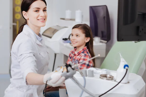 Aantrekkelijke vrouwelijke otolaryngologist ent instrument te houden — Stockfoto