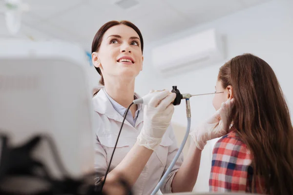 Gülümseyen kadın doktor yukarı seyir — Stok fotoğraf