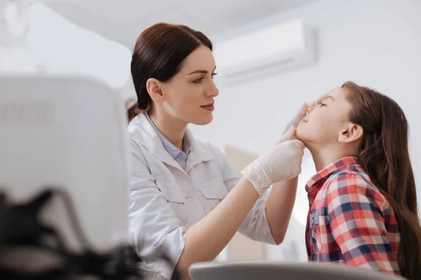 Attente Ent arts doen neus examen van haar dochter — Stockfoto