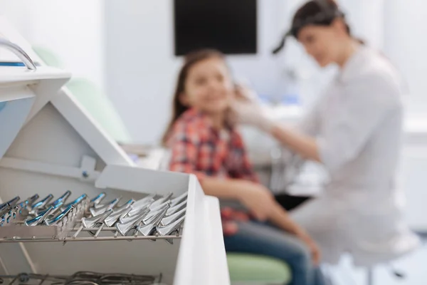 Doos met medische hulpmiddelen permanent op de voorgrond geopend — Stockfoto