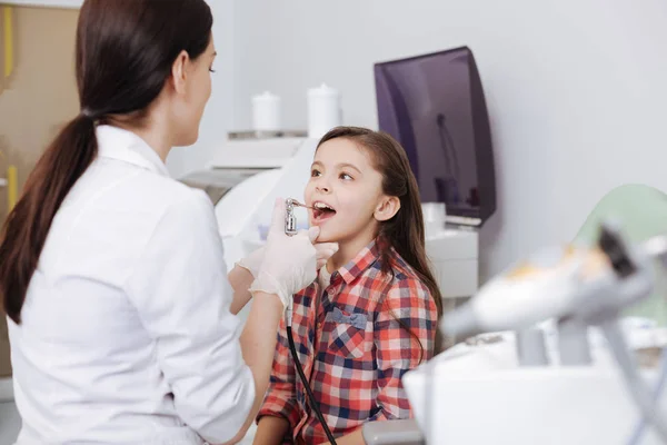 Mooi meisje kijkend naar haar favoriete dokter — Stockfoto