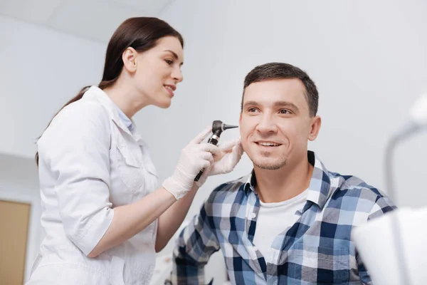 Sonriente hombre guapo mirando hacia los lados — Foto de Stock