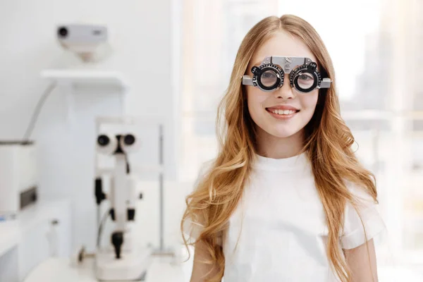 Hermosa adolescente con gafas de ensayo — Foto de Stock