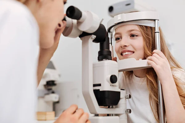 Ophtalmologiste intelligent innovant employant des outils professionnels — Photo
