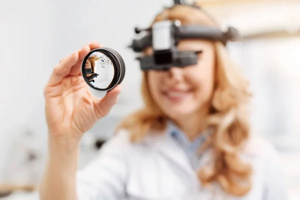 Yong geschickte Ärztin verwendet Ophthalmoskop bei ihrer Arbeit — Stockfoto