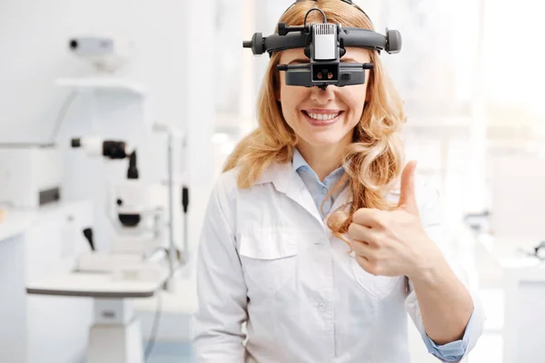 Wykwalifikowanego lekarza uroczy pozowanie z oftalmoskopu — Zdjęcie stockowe