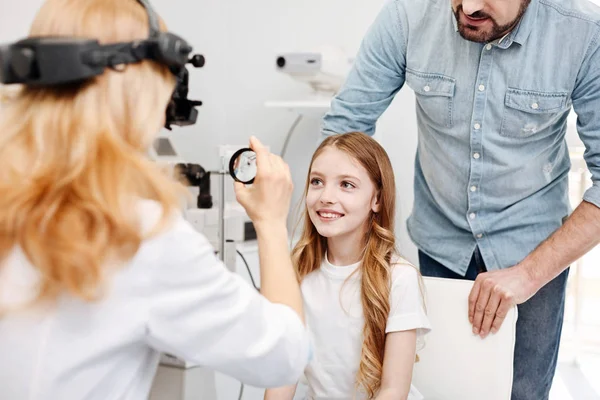 Jovem excitada visitando médico com seu pai — Fotografia de Stock