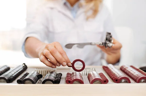 Nette prachtige opticien ordenen van haar set trial lenzen — Stockfoto