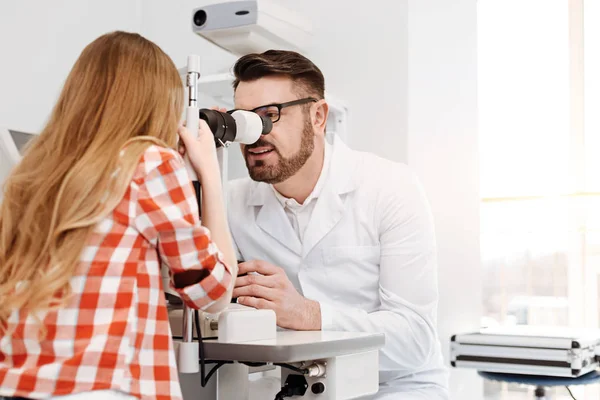 Vorsichtiger Privatarzt mit professionellem Augenarzt — Stockfoto