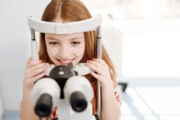Jonge nieuwsgierig kind te wachten voor haar gezichtsvermogen test — Stockfoto