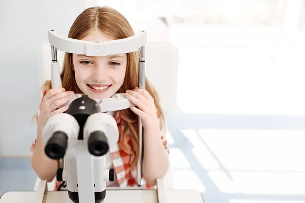 Admirável criança bonita ter uma visão geral check-up — Fotografia de Stock