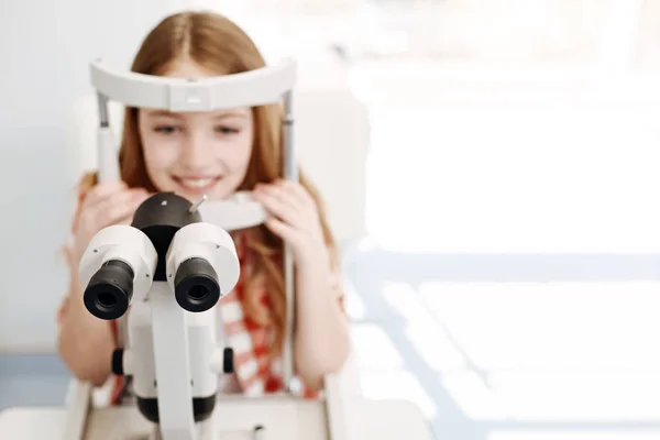 Menina positiva bonita à espera de médico para verificar seus olhos — Fotografia de Stock