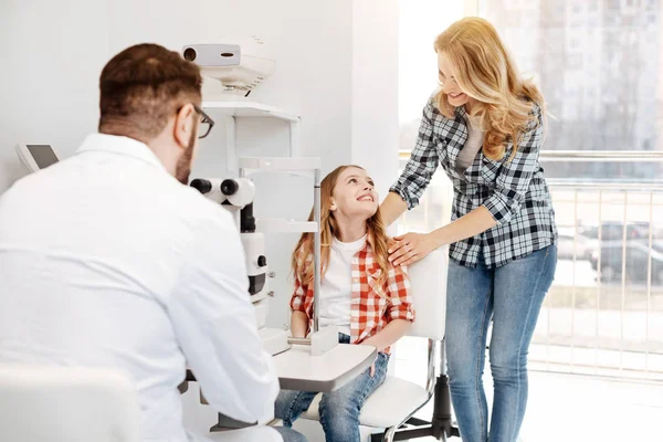 Upphetsad familj glad höra goda nyheter — Stockfoto